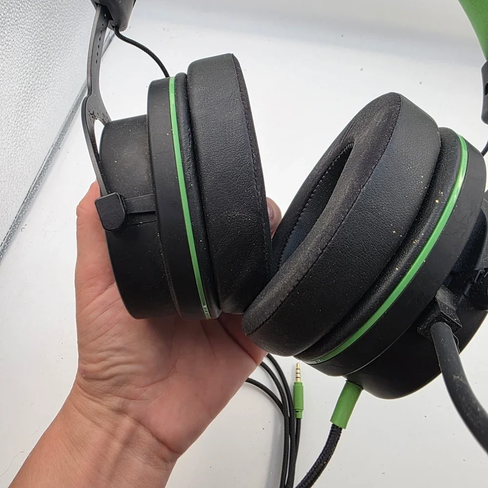onn. Wired‎ Gaming Headset with Microphone Black Neon Green 3.5mm Jack L3